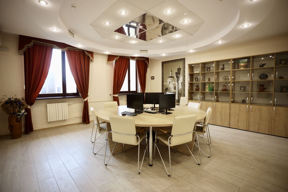 Комната для встреч и переговоров (на 10 мест)
